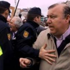 La policía contiene a varios ciudadanos durante el paro en Atocha a mediodía de ayer