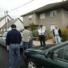Policías y familiares consternados ante el domicilio familiar de Silvia Nogaledo