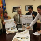 José Luis Ramón (en el centro sosteniendo un cartel), con la junta directiva de la asociación.