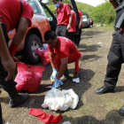 Personal forense trabaja en las cercanías de las fosas.