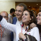 Zapatero participa en una ‘selfie’ con un grupo de asistentes al congreso.