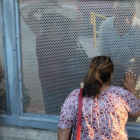 Ana Pineda (a la derecha) habla con sus familiares desde el lado estadounidense de la frontera de Nogales.