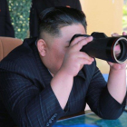 El líder de la República Popular Democrática de Corea, Kim Jong-un observa un simulacro de ataque de unidades militares.