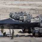 Varios soldados israelíes descansan entre los tanques al sur de Israel.