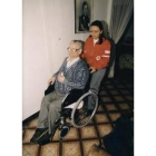 Una voluntaria de Cruz Roja visita a un anciano en su casa