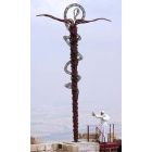Benedicto XVI observa la cruz de metal colocada en el monte Nebo