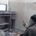 Viendo la tele 8El fotograma extraído de un vídeo facilitado por EEUU muestra a Bin Laden ante la TV.