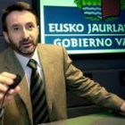 El portavoz del Gobierno vasco, Josu Jon Imaz, ayer en rueda de prens