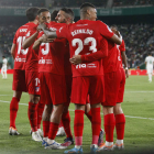 Los jugadores del Atlético de Madrid celebran el segundo gol logrado ante el Elche. MANUEL LORENZO