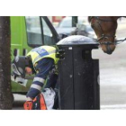 Policías suecos inspeccionan las papeleras de una calle de Estocolmo tras la alerta por el atentado