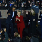 Los Clinton y los Obama, durante el acto de fin de campaña, este lunes en Filadelfia.