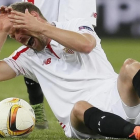 Michael Krohn-Dehli se duele la brutal rotura en la rótula derecha, el jueves durante el partido de la Europa League en Ucrania