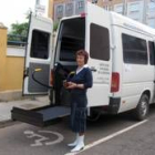 Una voluntaria prepara el acceso para discapacitados de la furgoneta
