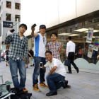 A la entrada de la tienda de Apple en el lujoso barrio de Ginza, en el centro de la capital, jóvenes nipones apasionados del iPhone, acampan a la espera de que se inicie en Japón la venta de los nuevos modelos de "smartphone" iPhone de Apple, 5S y 5C.