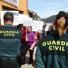 La Guardia Civil protege la entrada a la vivienda en la que reside el niño desde 2009