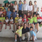 El diputado de Cultura y el alcalde de Chozas (arriba) visitaron a los alumnos de los talleres didác