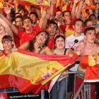 Aficionados de la selección viendo un partido de España en una pantalla en Barcelona en el Mundial del 2010