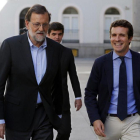 El presidente del Congreso en funciones, Mariano Rajoy, junto al vicesecretario de Comunicación del PP, Pablo Casado, ayer.