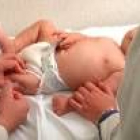 Un bebé es vacunado durante una consulta pediátrica