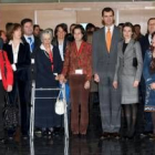 Una de las participantes en el Congreso muestra un cartel alertando de los secuestros