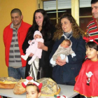 Las familias de los niños recibieron ayer el curioso 'cheque-bebé' del jamón y la hogaza