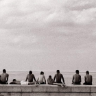 Imagen de varios jóvenes en el Malecón de La Habana en una fotografía de Robés.