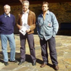 Luis Mateo Díez, el concejal de Cultura, Celestino Pérez, y el escritor Tomás Val