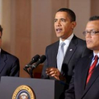 Obama anuncia, acompañado de Geithner y Montgomery, el plan de reestructuración automovilístico