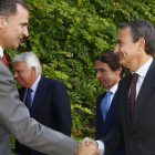 Don Felipe saluda esta mañana a Zapatero en presencia de Aznar y Felipe González