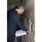 Ehud Olmert, ante el Muro de las Lamentaciones de Jerusalén