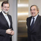 Rajoy junto al presidente de la CEOE, Rosell. También se reunió con los sindicatos.