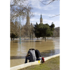 El parque de Macanaz, en Zaragoza, fue anegado ayer por el agua.