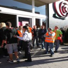 Agentes de Policía garantizan el acceso de clientes a El Rosal ante la mirada del piquete.