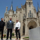 Delante del Palacio, Victor M. Murias, José Fernández (director del Museo) y Miguel Pérez.