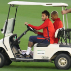 Neymar conduce un carrito de golf, en Catar.
