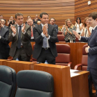El grupo Popular aplaude a Alfonso Fernández Mañueco después de su discurso en el Debate de Investidura.