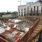 La imagen tomada ayer muestra el estado de las obras sin los obreros y el esqueleto de la vieja térmica Compostilla I.