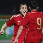 Las genialidades de Gerard Deulofeu, que en la imagen celebra un gol con Munir, tardarán en olvidarse para todos los aficionados que acudieron al Reino de León.