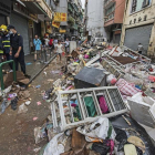 Destrozos en una calle tras el paso del tifón Hato en Macao.