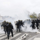 Los policías reprimen a los manifestantes en la plaza de la República de París.