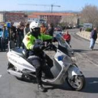 Un agente a bordo de una de las motos de las que dispone la plantilla para realizar sus servicios