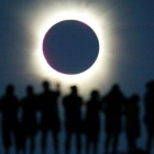 Unos turistas observan un eclipse solar total en Australia, en el 2002.