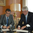 Rafael Fernández y José Ángel Hermida firman el convenio.