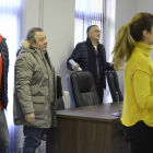 Los concejales de la oposición en el Ayuntamiento de Sahagún, ayer abandonando el pleno. ACACIO