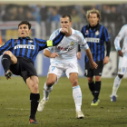 Zanetti pelea por un balón ante la oposición de los futbolistas del Olympique de Marsella.