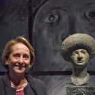 La comisaria de la muestra ‘Historias de tocador’, Teresa Carreras, con una de las obras.