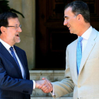 Rajoy y el rey, en el primer despacho en Marivent.