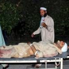 Uno de los heridos por la explosión de ayer en Pakistán es traladado al hospital de Peshawar