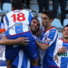 Óscar de Paula con Yuri cargado a hombros y Rubén Vega, celebran el segundo tanto de la Deportiva.