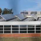 Placas solares en un edificio público de Ponferrada. ANA F. BARREDO